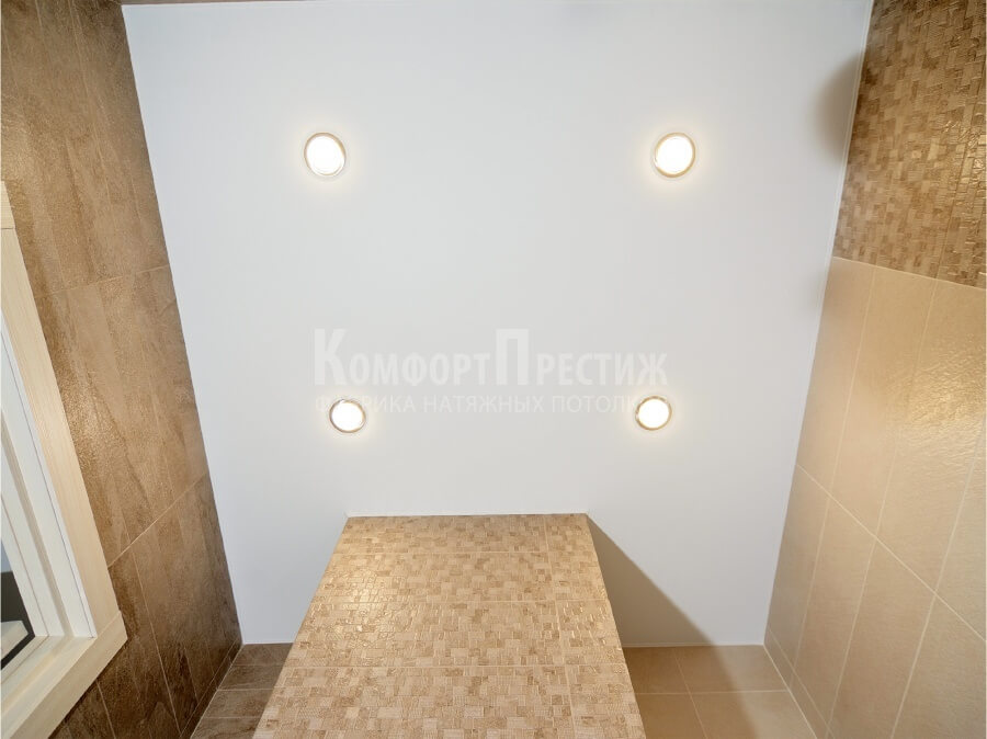 Классические натяжные потолки в ванной фото 18